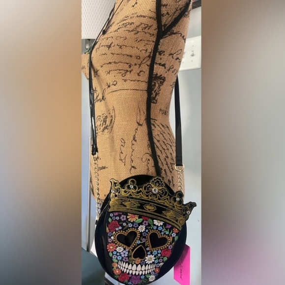 Betsey Johnson Skull Crown Crossbody - Picture 2 of 3